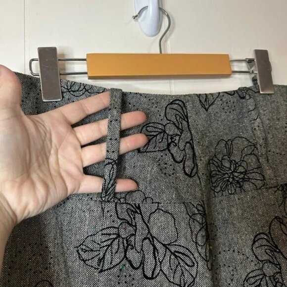 Ali Miles, size 4 fit and flare skirt, floral pattern, back zip, wide belt loops - Picture 6 of 6